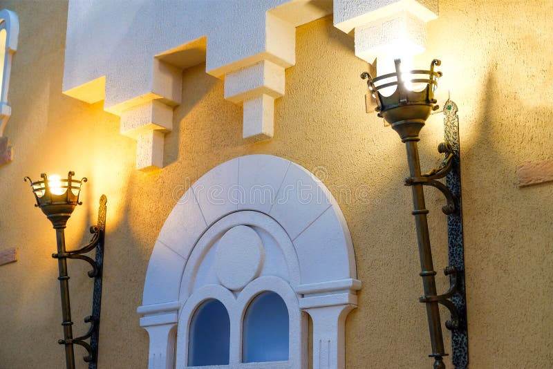 De lamp in de flat, als medio-toortstoorts wordt gemaakt in het kasteel dat stock fotografie De lamp in de flat, als medio-toortstoorts wordt gemaakt in het kasteel dat stock fotografie