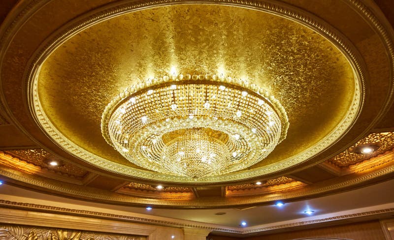 De lamp van het kristalplafond royalty-vrije stock afbeeldingen De lamp van het kristalplafond royalty-vrije stock afbeeldingen