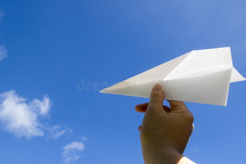 De lancering van een document vliegtuig stock afbeeldingen De lancering van een document vliegtuig stock afbeeldingen