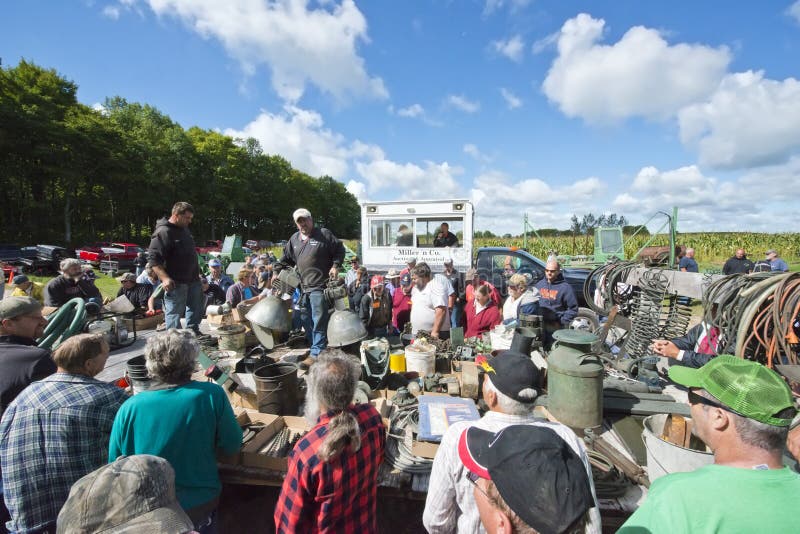 De landbouwers bij de Melkveehouderij van Wisconsin veilen stock afbeeldingen De landbouwers bij de Melkveehouderij van Wisconsin veilen stock afbeeldingen