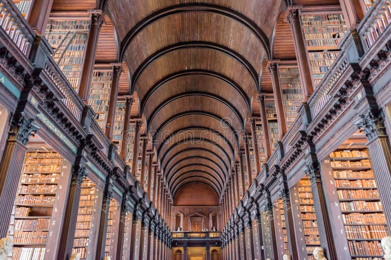 De Lange Zaal in de Oude Bibliotheek van de Drievuldigheidsuniversiteit in Dublin Ireland stock foto De Lange Zaal in de Oude Bibliotheek van de Drievuldigheidsuniversiteit in Dublin Ireland stock foto