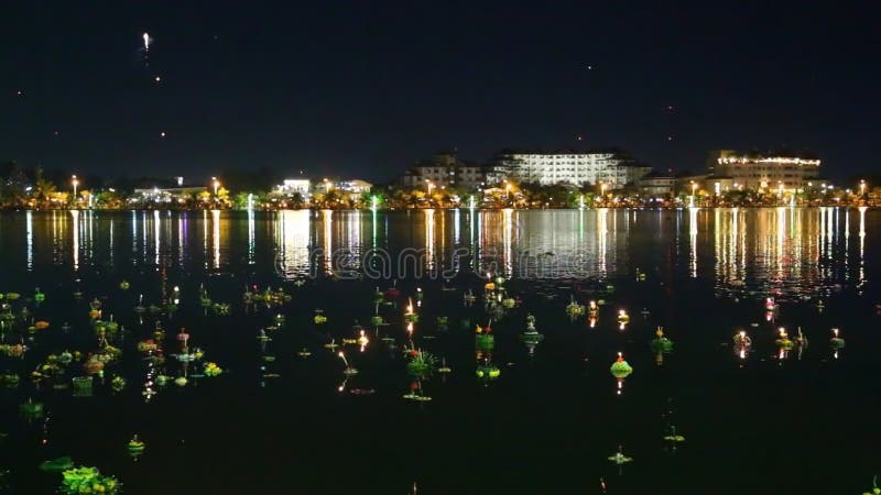 De lantaarn van Loy Kratong Festival en van de Hemel die in Thailand wordt gevierd