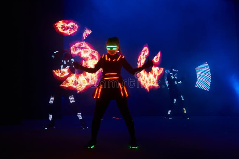 De laser toont prestaties, dansers in geleide kostuums met LEIDENE lamp, de zeer mooie prestaties van de nachtclub, partij royalty-vrije stock afbeeldingen De laser toont prestaties, dansers in geleide kostuums met LEIDENE lamp, de zeer mooie prestaties van de nachtclub, partij royalty-vrije stock afbeeldingen