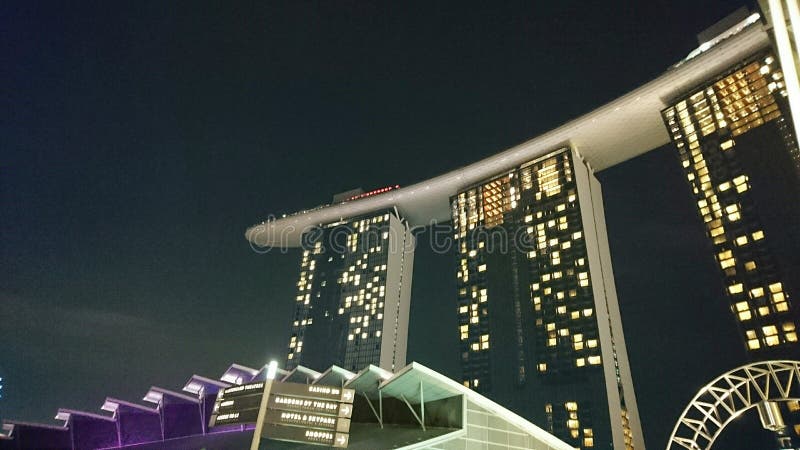 De laser toont van Singapore Marina Bay Sand en Tuin door de Baai royalty-vrije stock fotografie De laser toont van Singapore Marina Bay Sand en Tuin door de Baai royalty-vrije stock fotografie