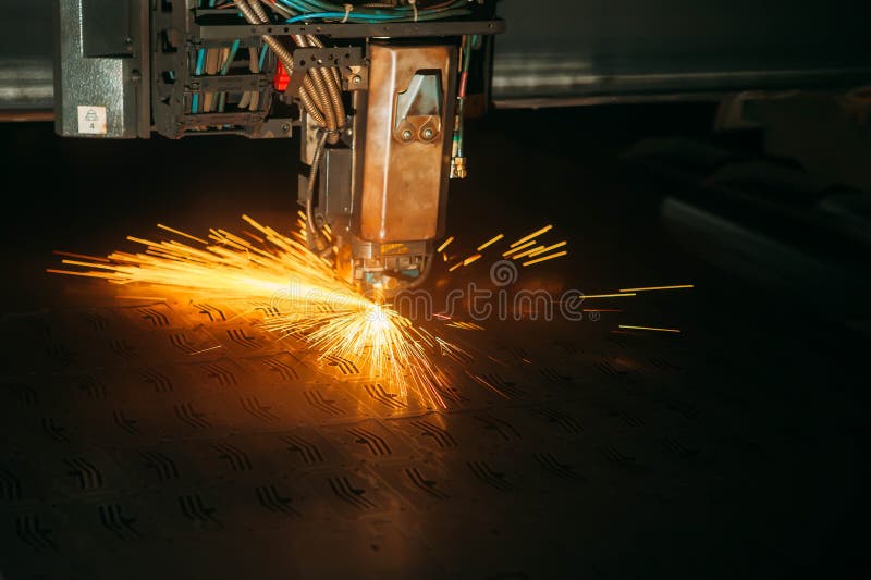 De lasersnijmachine met vonken sluit omhoog stock foto De lasersnijmachine met vonken sluit omhoog stock foto