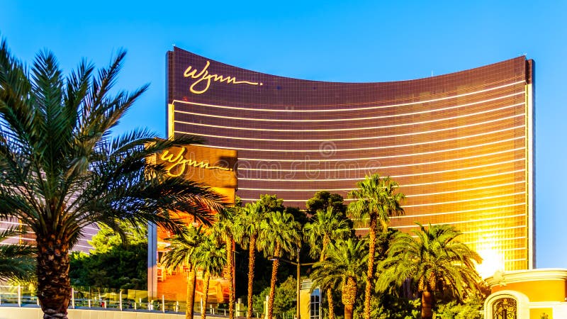 De late middagzon die nadenkt over het glas van het moderne gebouw Wynn Resort en Casino op Las Vegas Blvd, genaamd 'The Strip'