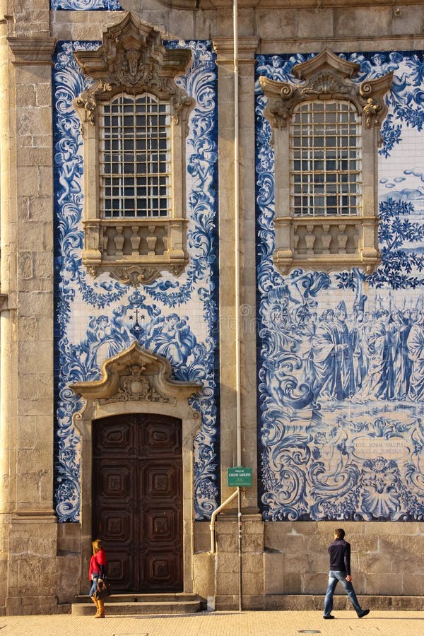 De Lateral voorgevel van Carmo Church. Blauwe tegels. Porto. Portugal royalty-vrije stock afbeeldingen De Lateral voorgevel van Carmo Church. Blauwe tegels. Porto. Portugal royalty-vrije stock afbeeldingen
