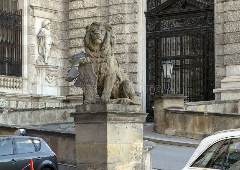 De Leeuw van het steenbeeldhouwwerk met Schild, Neue Burg of New Castle, Wenen, Oostenrijk royalty-vrije stock afbeelding De Leeuw van het steenbeeldhouwwerk met Schild, Neue Burg of New Castle, Wenen, Oostenrijk royalty-vrije stock afbeelding
