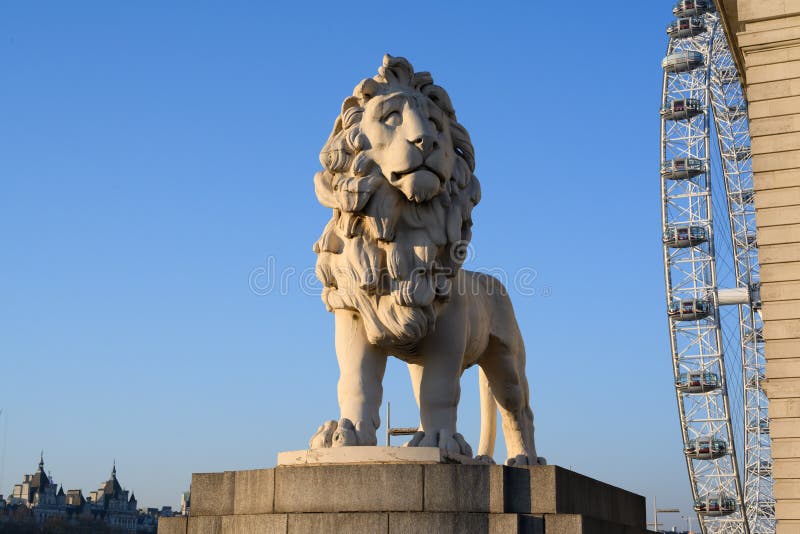 De Leeuw van de zuidenbank Leeuwbeeldhouwwerk die de Brug van Westminster, Londen, Groot-Brittannië bewaken royalty-vrije stock foto De Leeuw van de zuidenbank Leeuwbeeldhouwwerk die de Brug van Westminster, Londen, Groot-Brittannië bewaken royalty-vrije stock foto