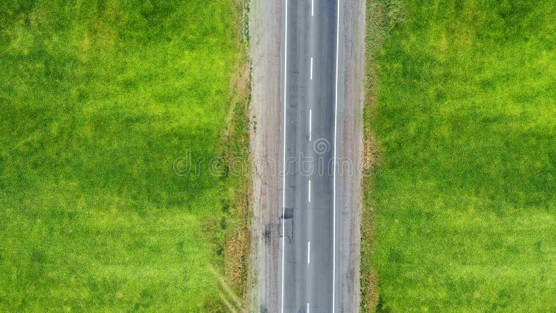 De lege landelijke weg van het wegasfalt Hoogste mening stock afbeelding De lege landelijke weg van het wegasfalt Hoogste mening stock afbeelding