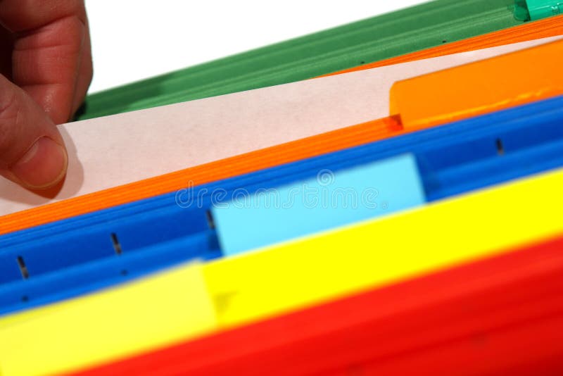 Kantoormedewerker houdt papier vast in mappen royalty-vrije stock afbeelding