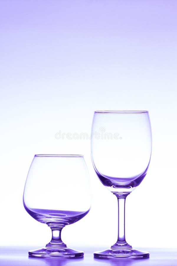 De lege violette verlichting van het twee wijnglas op een witte achtergrond royalty-vrije stock foto De lege violette verlichting van het twee wijnglas op een witte achtergrond royalty-vrije stock foto