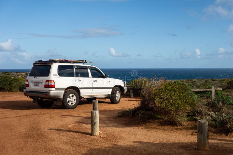 De legendarische witte die Toyota Landcruiser auto van 4WD in het Nationale Park van Kalbarri wordt geparkeerd stock afbeeldingen De legendarische witte die Toyota Landcruiser auto van 4WD in het Nationale Park van Kalbarri wordt geparkeerd stock afbeeldingen