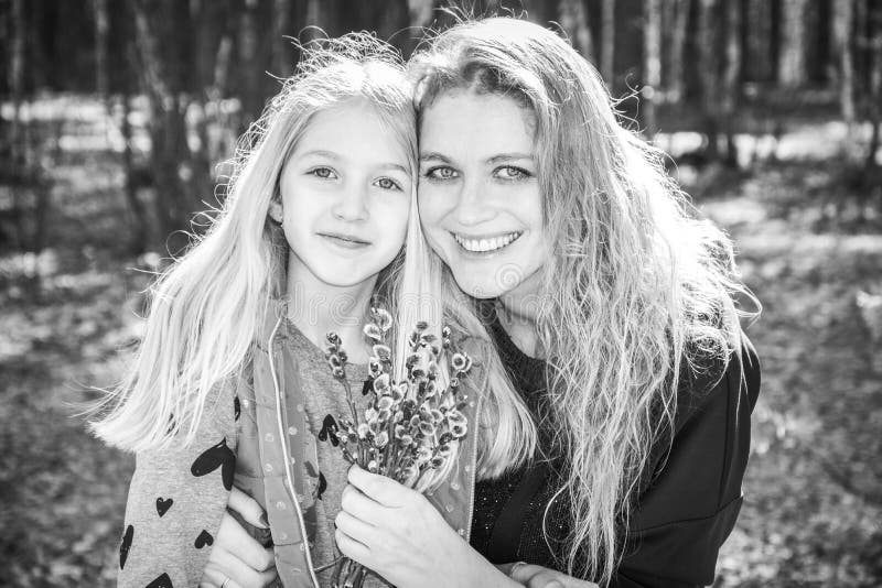 In de lente in de bos gelukkige moeder en de dochter, het meisje stock afbeeldingen In de lente in de bos gelukkige moeder en de dochter, het meisje stock afbeeldingen