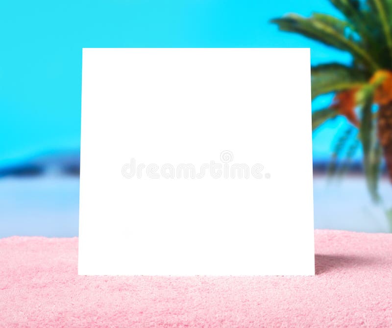 De lenteaanbieding of het malplaatjeachtergrond van de de zomerverkoop Witte lege vierkante kaart met vrije exemplaarruimte op ee stock foto De lenteaanbieding of het malplaatjeachtergrond van de de zomerverkoop Witte lege vierkante kaart met vrije exemplaarruimte op ee stock foto