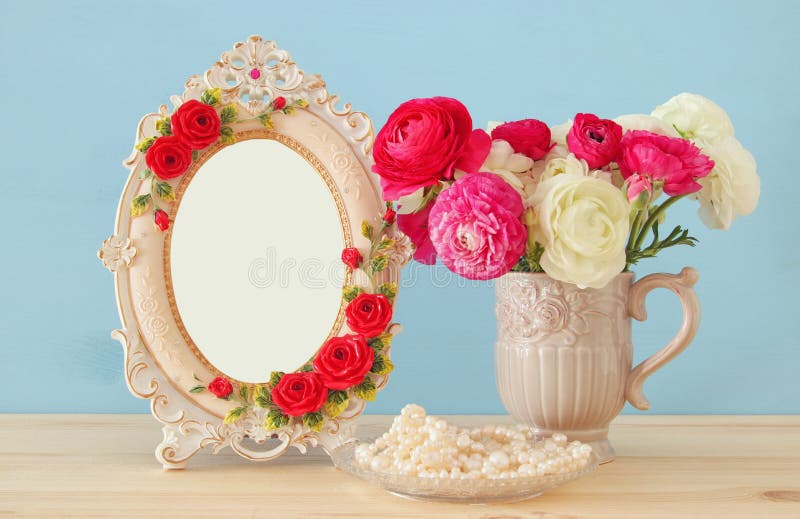 de lentebloemen en parels naast leeg uitstekend fotokader stock afbeeldingen de lentebloemen en parels naast leeg uitstekend fotokader stock afbeeldingen