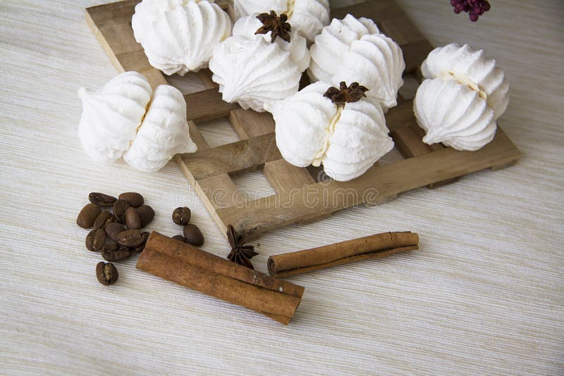 De lentedessert van schuimgebakjes op beige achtergrond stock foto De lentedessert van schuimgebakjes op beige achtergrond stock foto