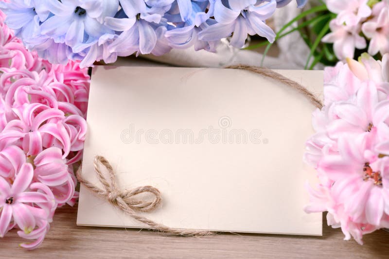 De lentekader door hyacintbloemen wordt omringd, tekstruimte die stock foto De lentekader door hyacintbloemen wordt omringd, tekstruimte die stock foto