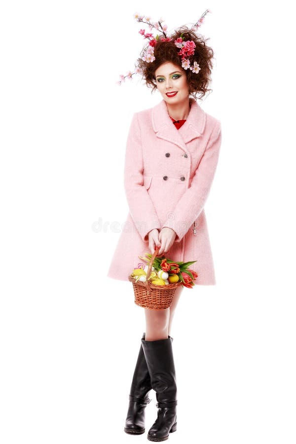 De lentemeisje met Manierkapsel Portret van Mooi Model met Kleurrijke Eieren Het portret van is stock fotografie De lentemeisje met Manierkapsel Portret van Mooi Model met Kleurrijke Eieren Het portret van is stock fotografie