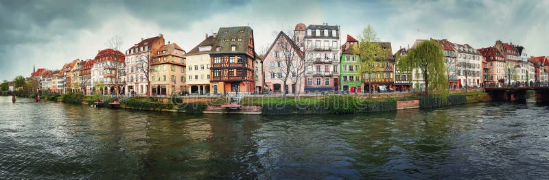 De lentepanorama van de stad van Straatsburg voor Quai des Bateliers straat langs waterkanaal Fachwerkhout kleurrijk ontwerpen royalty-vrije stock foto De lentepanorama van de stad van Straatsburg voor Quai des Bateliers straat langs waterkanaal Fachwerkhout kleurrijk ontwerpen royalty-vrije stock foto