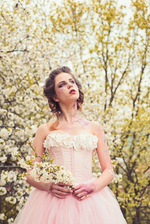 De lentestijl Natuurlijke beauty spa therapie De lentevakantie het meisje van de weervoorspellingszomer bij bloeiende boom Vrouw royalty-vrije stock foto's De lentestijl Natuurlijke beauty spa therapie De lentevakantie het meisje van de weervoorspellingszomer bij bloeiende boom Vrouw royalty-vrije stock foto's