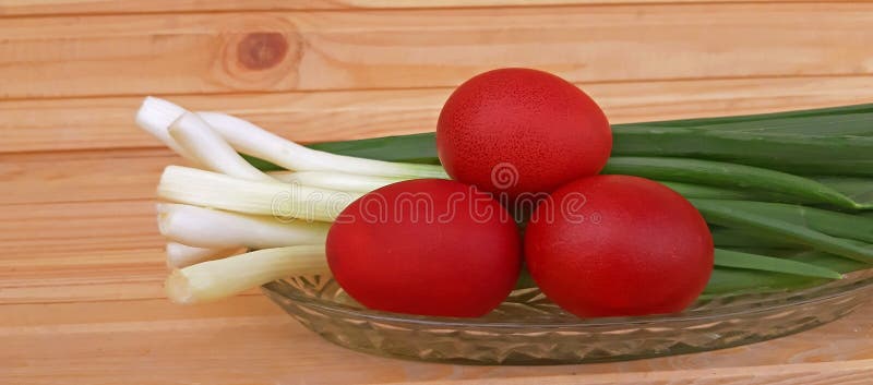 De lenteuien en de rode eieren van Pasen op houten achtergrond stock foto De lenteuien en de rode eieren van Pasen op houten achtergrond stock foto