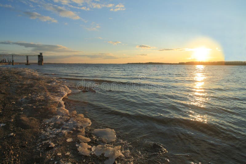 De lentevolga Rivierzonsondergang stock afbeeldingen De lentevolga Rivierzonsondergang stock afbeeldingen