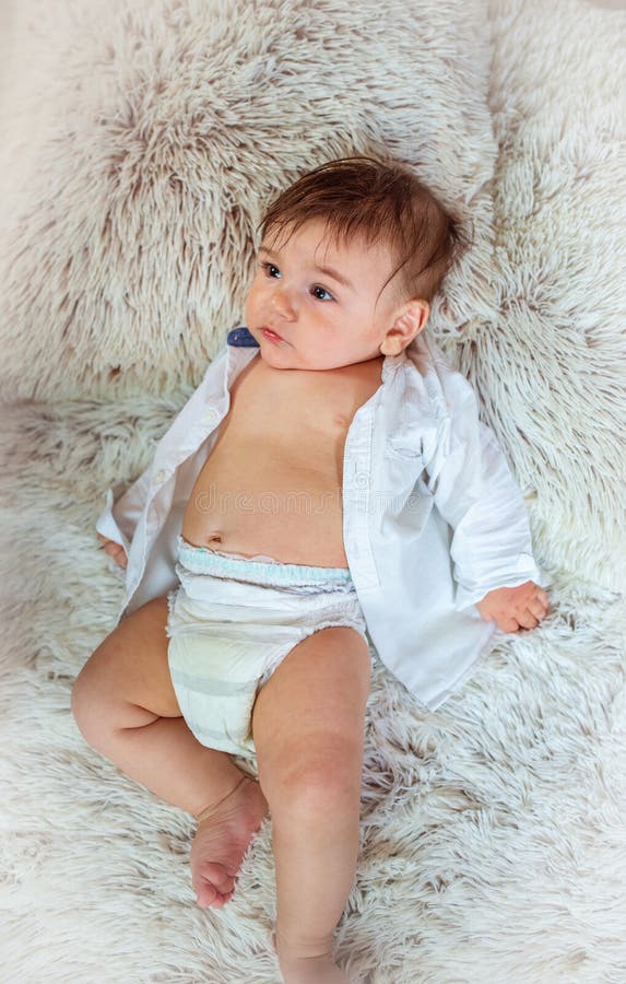 De leuke liggende hoogste mening van de babyjongen royalty-vrije stock foto's De leuke liggende hoogste mening van de babyjongen royalty-vrije stock foto's