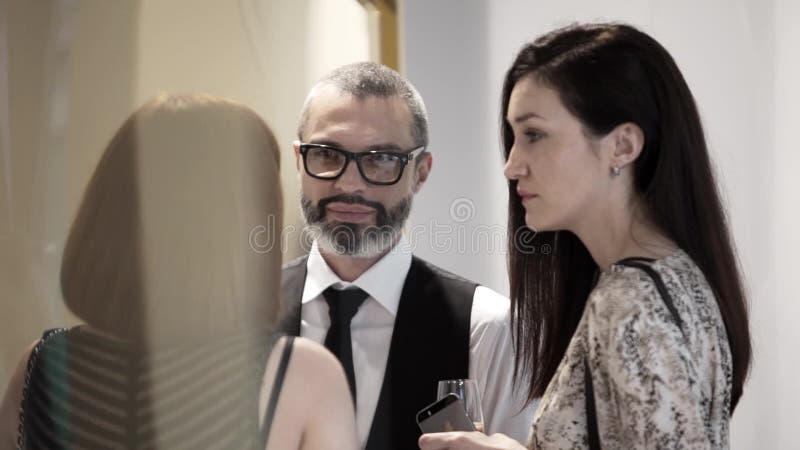 De leuke mensen spreken, drinkend champaigne, het glimlachen, besprekend dingen