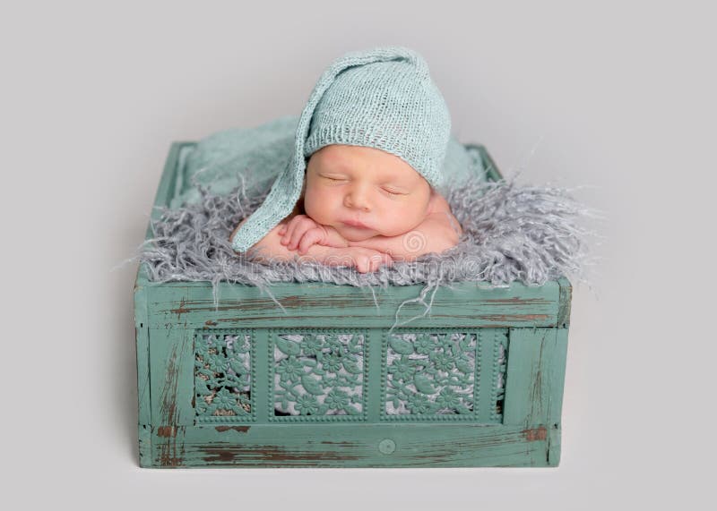De leuke slaap van de babyjongen in houten doos royalty-vrije stock foto's De leuke slaap van de babyjongen in houten doos royalty-vrije stock foto's