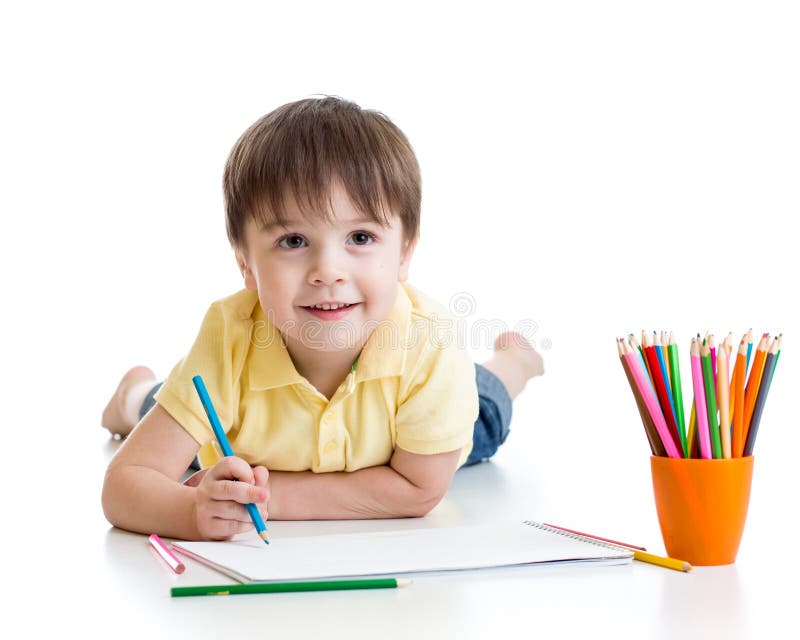 De leuke tekening van de kindjongen met potloden in kleuterschool
