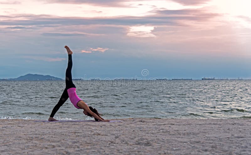 De levensstijl van de silhouet het jonge vrouw essentieel mediteren uitoefenen en het praktizeren de yogabal op het strand bij zo royalty-vrije stock afbeeldingen De levensstijl van de silhouet het jonge vrouw essentieel mediteren uitoefenen en het praktizeren de yogabal op het strand bij zo royalty-vrije stock afbeeldingen