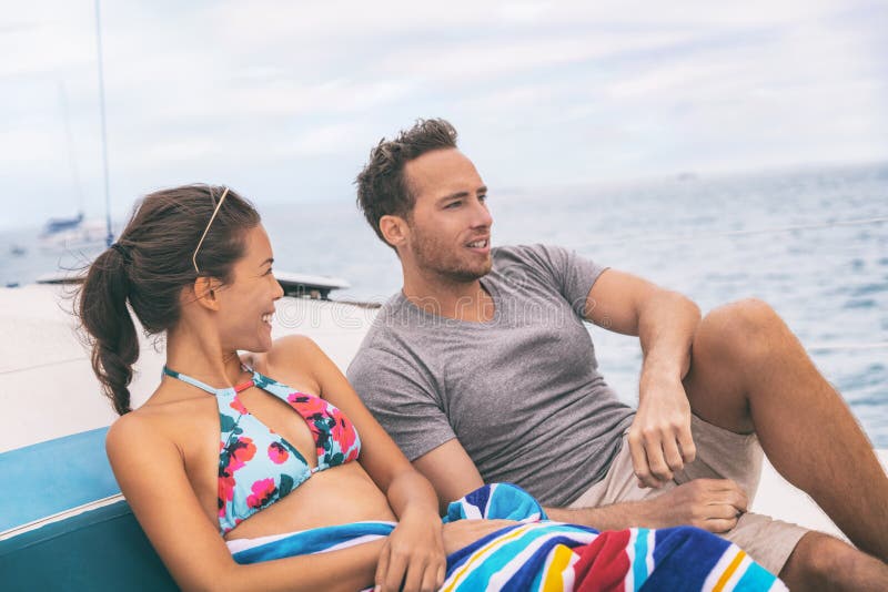 De levensstijlpaar die van de jachtboot op cruiseschip spreken in de vakantie van Hawaï Twee toeristenontsnapping die de zomer va