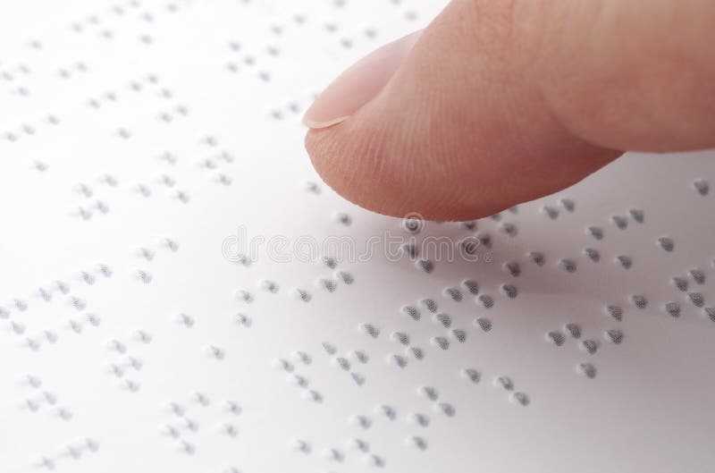 Braille Lezen. Blinde Vrouw Leest Een Boek in Braille Stock Afbeelding