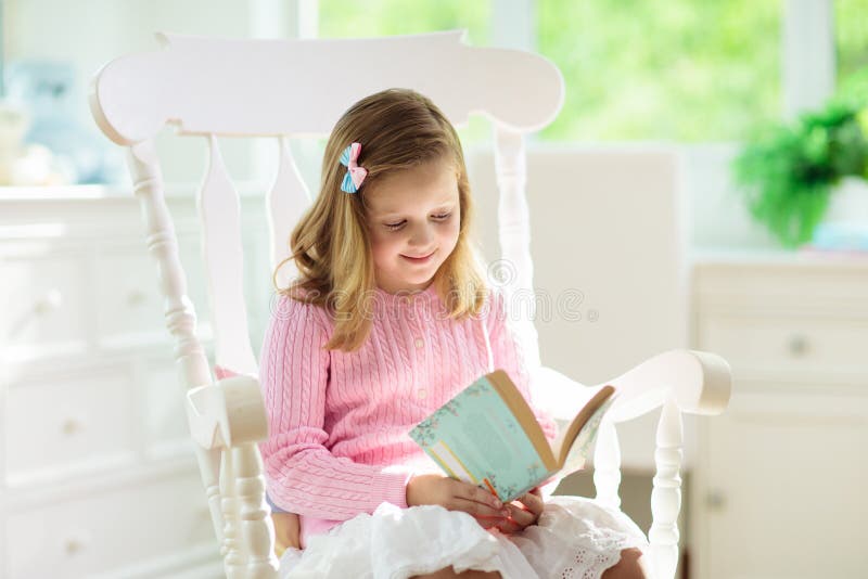 De lezingsboek van het kind Jonge geitjes gelezen boeken royalty-vrije stock afbeeldingen De lezingsboek van het kind Jonge geitjes gelezen boeken royalty-vrije stock afbeeldingen