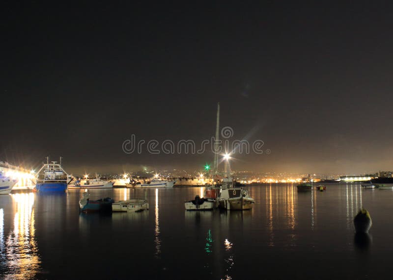 De lichten in de nacht Granatello, Portici, Italië royalty-vrije stock foto De lichten in de nacht Granatello, Portici, Italië royalty-vrije stock foto