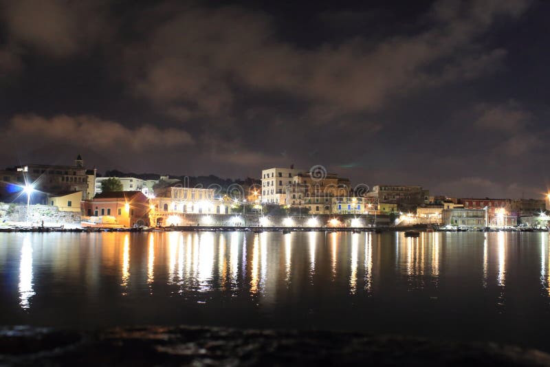 De lichten in de nacht Granatello, Portici, Italië royalty-vrije stock afbeeldingen De lichten in de nacht Granatello, Portici, Italië royalty-vrije stock afbeeldingen