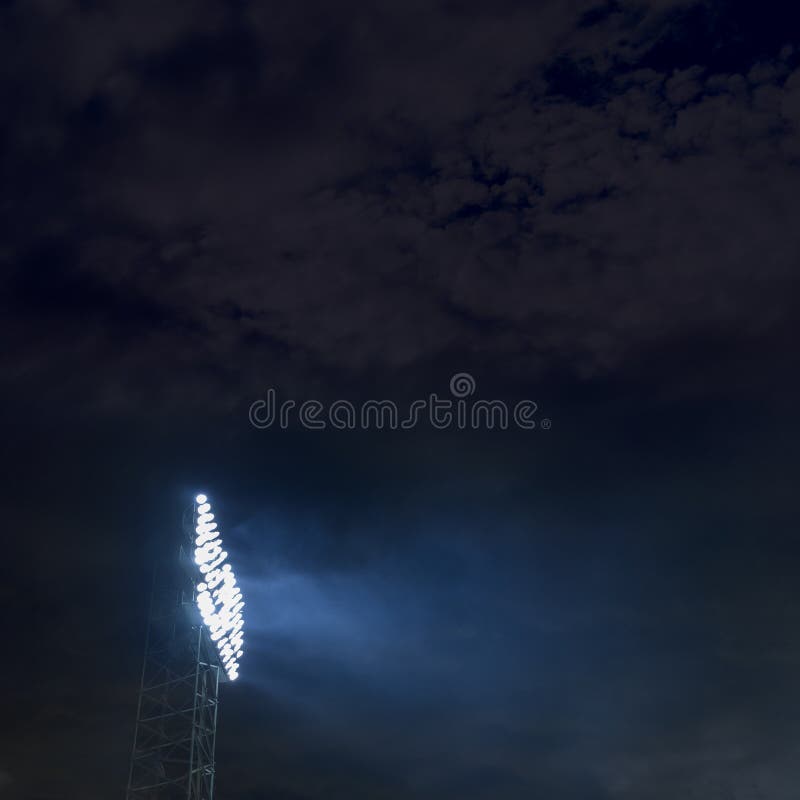 De lichten van het stadion bij nacht royalty-vrije stock fotografie De lichten van het stadion bij nacht royalty-vrije stock fotografie