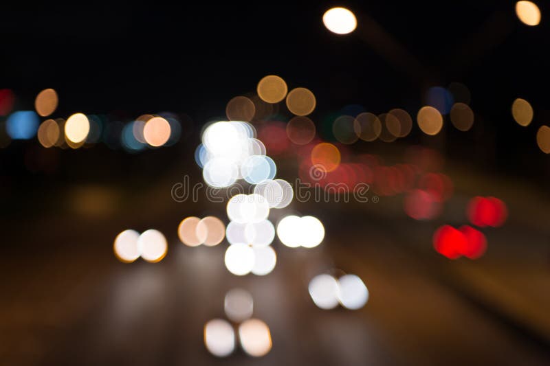 De Lichten van de Stad van de nacht Verlichting en verlichting Witte en rode vage lampen Het letten op vervoer die zich in straat royalty-vrije stock foto's De Lichten van de Stad van de nacht Verlichting en verlichting Witte en rode vage lampen Het letten op vervoer die zich in straat royalty-vrije stock foto's