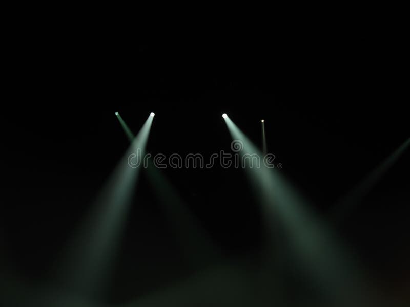 Lichtstralen in de duisternis royalty-vrije stock afbeelding