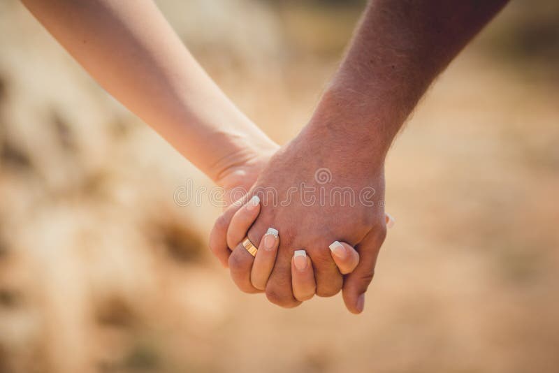 De liefdehanden die elkaar in slot van toekomstige familie houden concentreren dicht beeld van man en vrouwen romantische tedere stock foto's De liefdehanden die elkaar in slot van toekomstige familie houden concentreren dicht beeld van man en vrouwen romantische tedere stock foto's