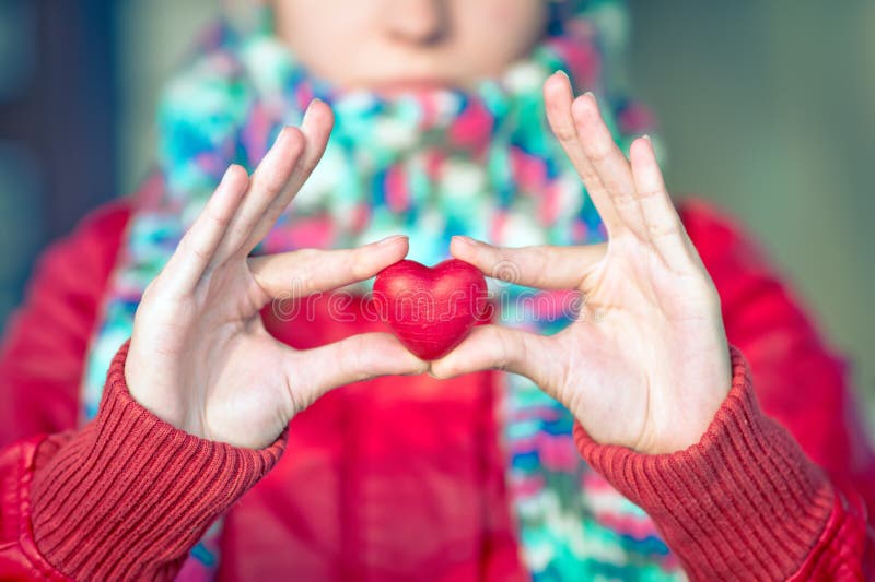 De liefdesymbool van de hartvorm in vrouwenhanden met gezicht op achtergrond stock fotografie De liefdesymbool van de hartvorm in vrouwenhanden met gezicht op achtergrond stock fotografie