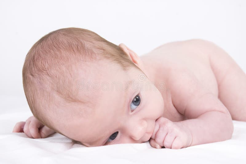 De liggende en zuigende vinger van de baby royalty-vrije stock afbeeldingen De liggende en zuigende vinger van de baby royalty-vrije stock afbeeldingen