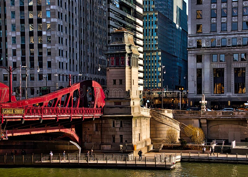 De Lijn van Chicago, hoek van Wacker-Dr. en LaSalle St, met een mening van de Rivier van Chicago, riverwalk, spitsuurverkeer, de stock afbeeldingen De Lijn van Chicago, hoek van Wacker-Dr. en LaSalle St, met een mening van de Rivier van Chicago, riverwalk, spitsuurverkeer, de stock afbeeldingen