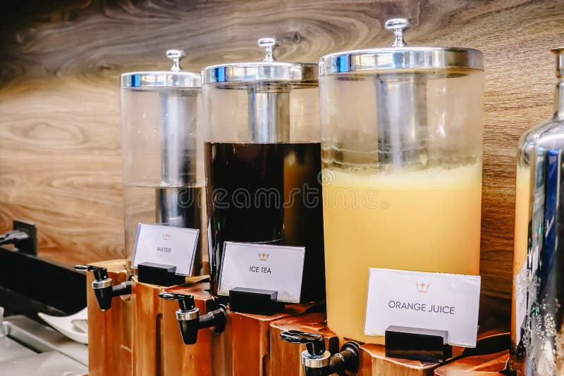 De lijn van het ontbijtbuffet, divers van drankentank, jus d'orange, ijsthee, water stock afbeeldingen De lijn van het ontbijtbuffet, divers van drankentank, jus d'orange, ijsthee, water stock afbeeldingen