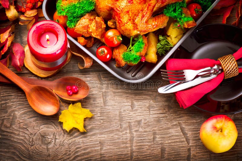 De lijst van het dankzeggingsdiner met Turkije wordt gediend dat stock fotografie De lijst van het dankzeggingsdiner met Turkije wordt gediend dat stock fotografie