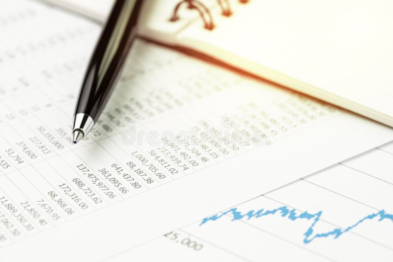 De lijst van de investeringsmarktprijs, voorraden, banden of activawaarde analy stock afbeelding De lijst van de investeringsmarktprijs, voorraden, banden of activawaarde analy stock afbeelding