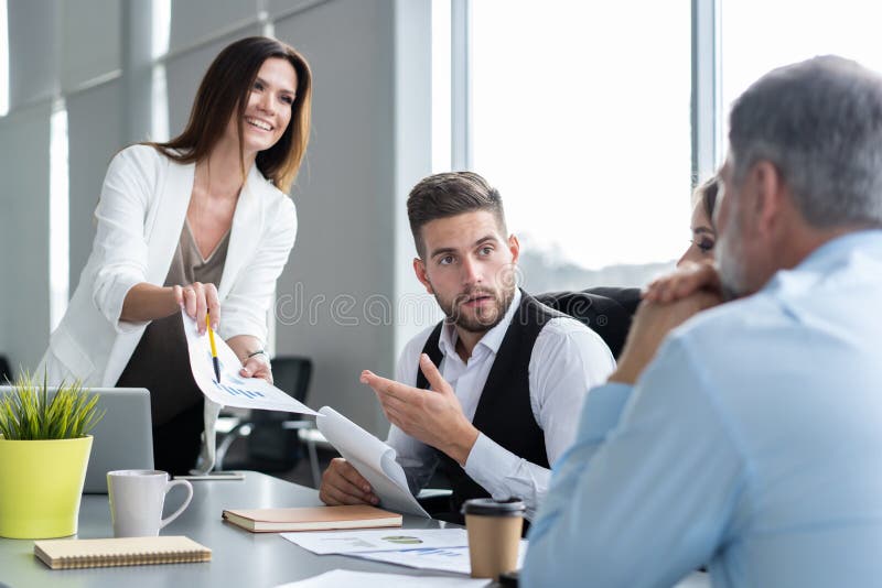 De Lijst van onderneemsterleads meeting around Bespreking die Delend Idee?nconcept spreken stock afbeelding De Lijst van onderneemsterleads meeting around Bespreking die Delend Idee?nconcept spreken stock afbeelding