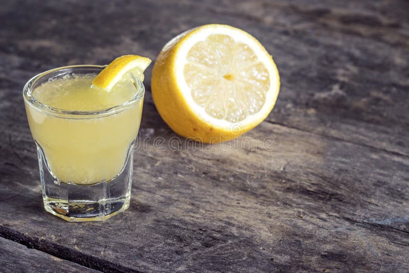 Настойка лимона на воде. Лимонный ликёр Limoncello. Лимончелло коктейли с виски. Лимончелло Вермут коктейль. Лимончелло вид сверху.