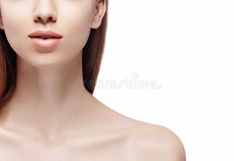De lippenkin van de schoudershals Het portret van de vrouwenschoonheid op witte dichte omhooggaand wordt geïsoleerd die stock afbeelding De lippenkin van de schoudershals Het portret van de vrouwenschoonheid op witte dichte omhooggaand wordt geïsoleerd die stock afbeelding